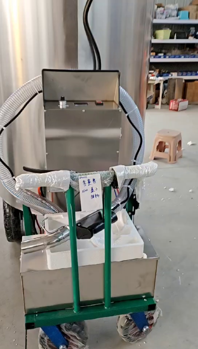 Handgeführter elektrischer Flüssigfutterwagen