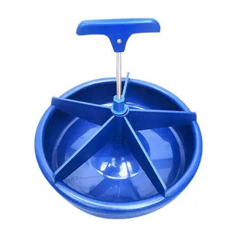 Comedouro plástico para leitões Um remendo de porco de plástico azul.