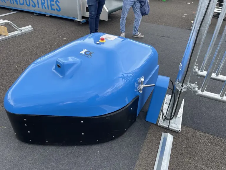 CK Industries robot RPF-1000 et sa prise de recharge au Sommet de l'elevage 2026