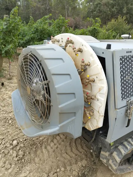 <em class="placeholder">Robot de pulvérisation autonome Calvet à Lézignan-Corbières dans l'Aude</em>