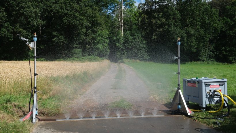 Complete configuration of the disinfection portal with recessed underfloor channel, sensor detection and fully automatic control with disinfectant dosing
