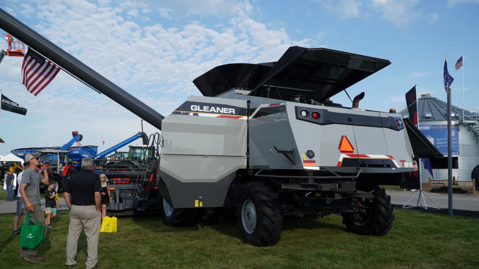 Gleaner wystawiany w okolicy sprzętu marki Massey Ferguson i Fendt na targach Farm Progress Show Fot. Kamil Pawłowski / PTWP
