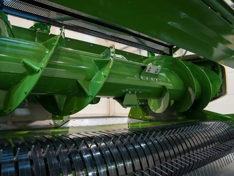 <em class="placeholder">Les spires de la vis d'alimentation du  pick-up EasyFlow Plus de Krone reçoivent en périphérie des plaques en acier HD. </em>