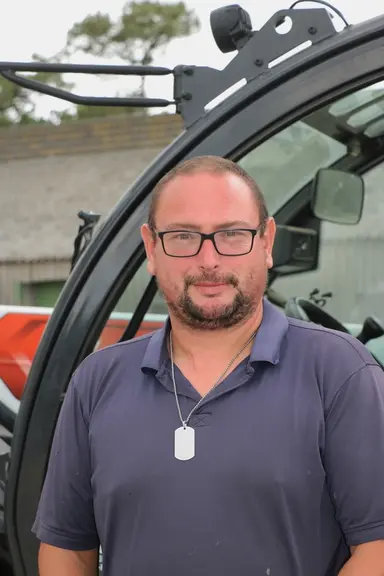 <em class="placeholder">Christophe Gall : « La machine traite ainsi au total 8 400 m2 de surfaces en poulet lourd sexé, avec deux enlèvements par lot. »</em>
